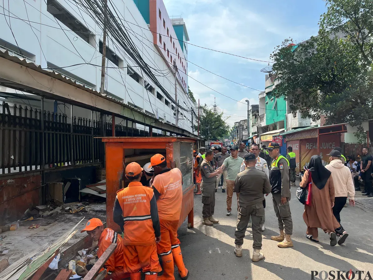 Satpol PP Jakbar melakukan pembongkaran kios PKL di samping RS Dharmais, Palmerah, Jakarta Barat, Rabu, 14 Mei 2025. (Sumber: Poskota/Pandi Ramedhan)