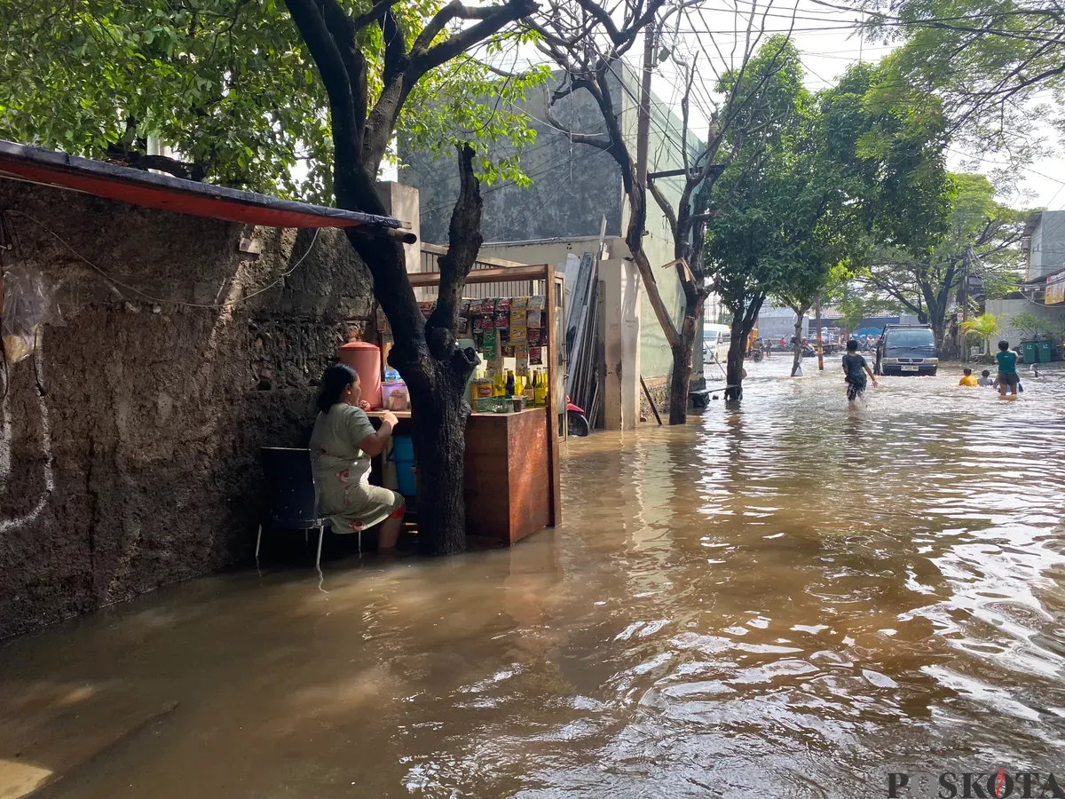Banjir menggenang pemukiman warga Karya Mulia, Kecamatan Karang Tengah, Kota Tangerang pada Rabu, 13 Mei 2025. (Sumber: Poskota/Prima Juli Manalu)