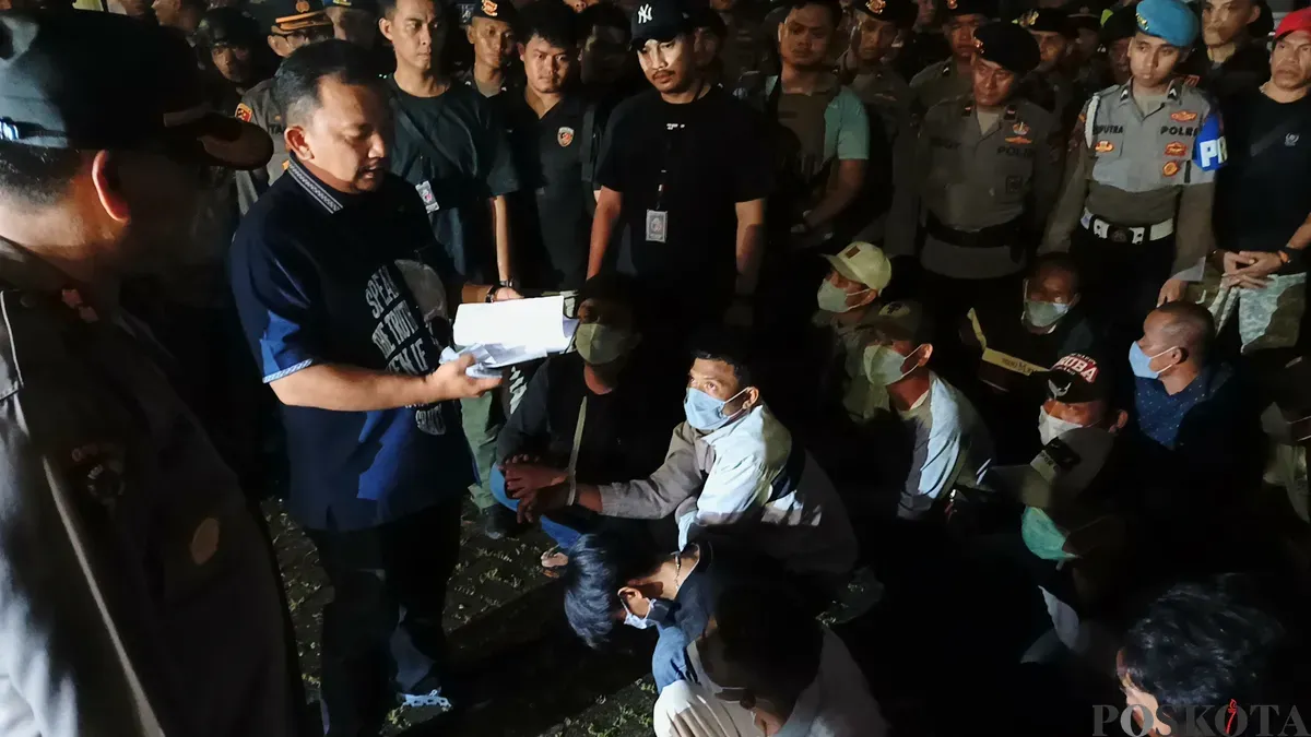 Polda Metro Jaya bersama instansi terkait menangkap preman kawasan Kembangan, Jakarta Barat, Selasa, 13 Mei 2025 malam WIB. (Sumber: Poskota/Ali Mansur)