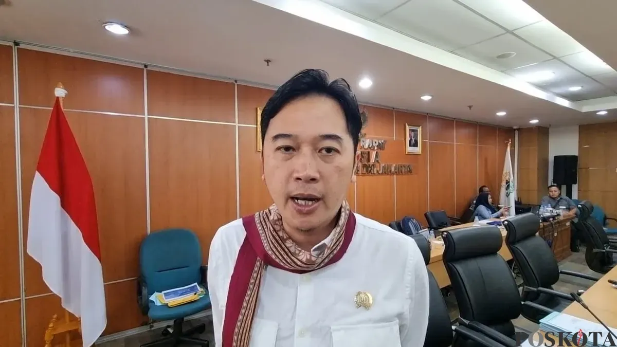Anggota Komisi A DPRD Jakarta, Kevin Wu, mendesak aparat menindak tegas pungli berkedok ormas di Pasar Induk Kramat Jati, Rabu, 14 Mei 2025. (Sumber: Poskota/Pandi Ramedhan)