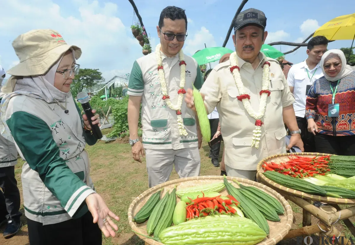 Menteri PPN/Kepala Bappenas Rahmat Pambudy didampingi Managing Director PT Ewindo, Glenn Pardede, saat meninjau tanaman produk benih Ewindo di Benteng, Purwakarta, Rabu, 14 Mei 2025. (Sumber: Poskota/Dadan Sukmana)