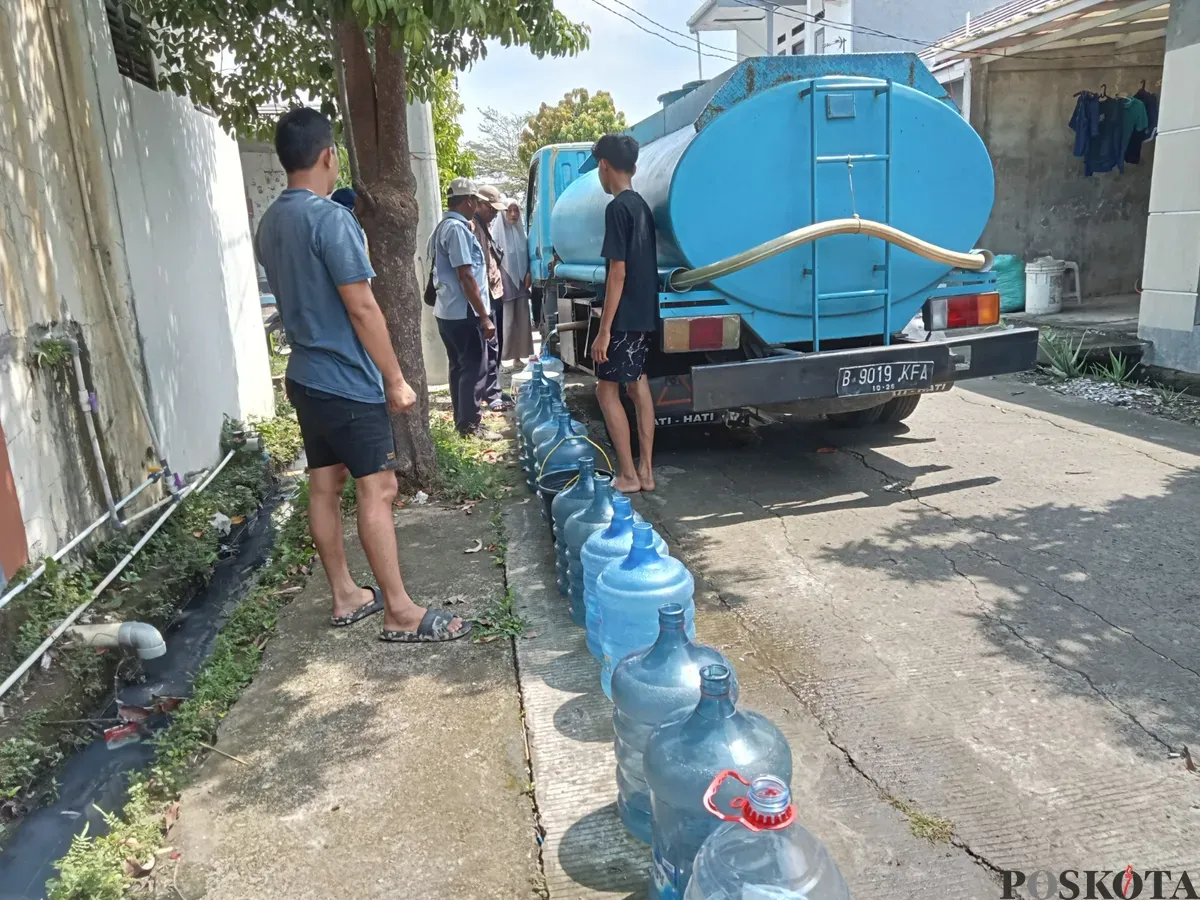 PDAM Tirta Bhagasasi menyalurkan bantuan air bersih di perumahan Panjibuwono, Kelurahan Kedung Pengawas, Kecamatan Babelan, Kabupaten Bekasi. Rabu, 14 Mei 2025. (Sumber: Poskota/Nurpini Aulia Rapika)
