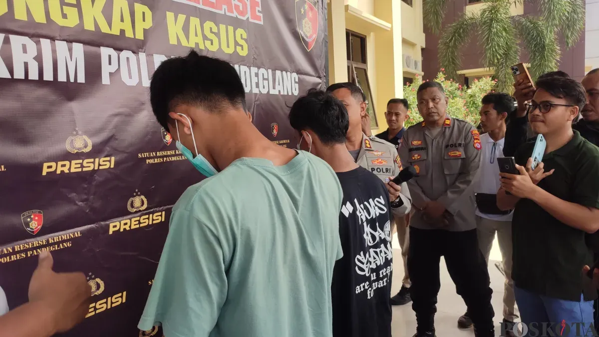 Dua pelajar yang baru lulus SMA saat diamankan di Mapolres Pandeglang atas kasus kepemilikan sajam. (Sumber: Poskota/Samsul Fatoni)