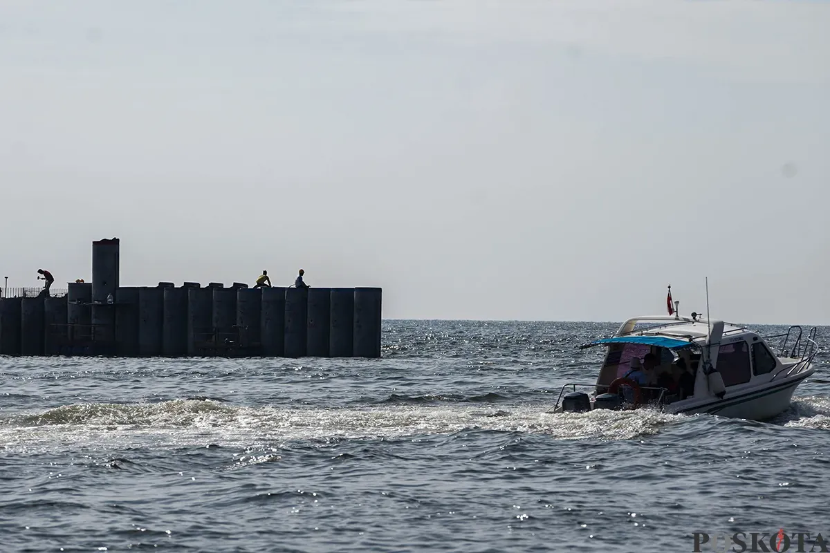 Sejumlah pekerja mengerjakan proyek pembangunan tanggul laut atau National Capital Integrated Coastal Development (NCICD) Fase A di kawasan Ancol Barat, Jakarta Utara, Rabu, 14 Mei 2025. (Sumber: Poskota/Bilal Nugraha Ginanjar)