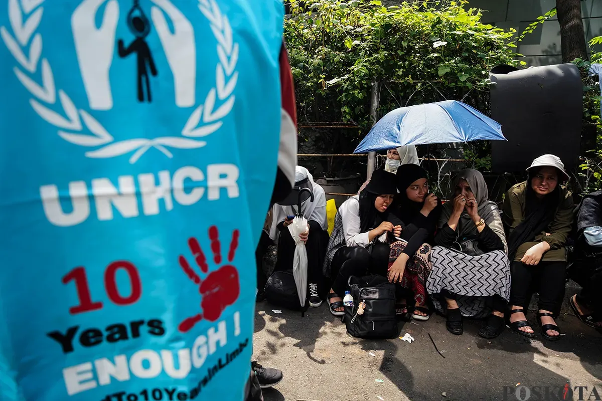 Sejumlah pencari suaka dari Afganistan, Irak dan Somalia melakukan aksi di depan Kantor UNCHR di kawasan Setiabudhi, Jakarta Selatan, Rabu, 14 Mei 2025. (Sumber: Poskota/Bilal Nugraha Ginanjar)