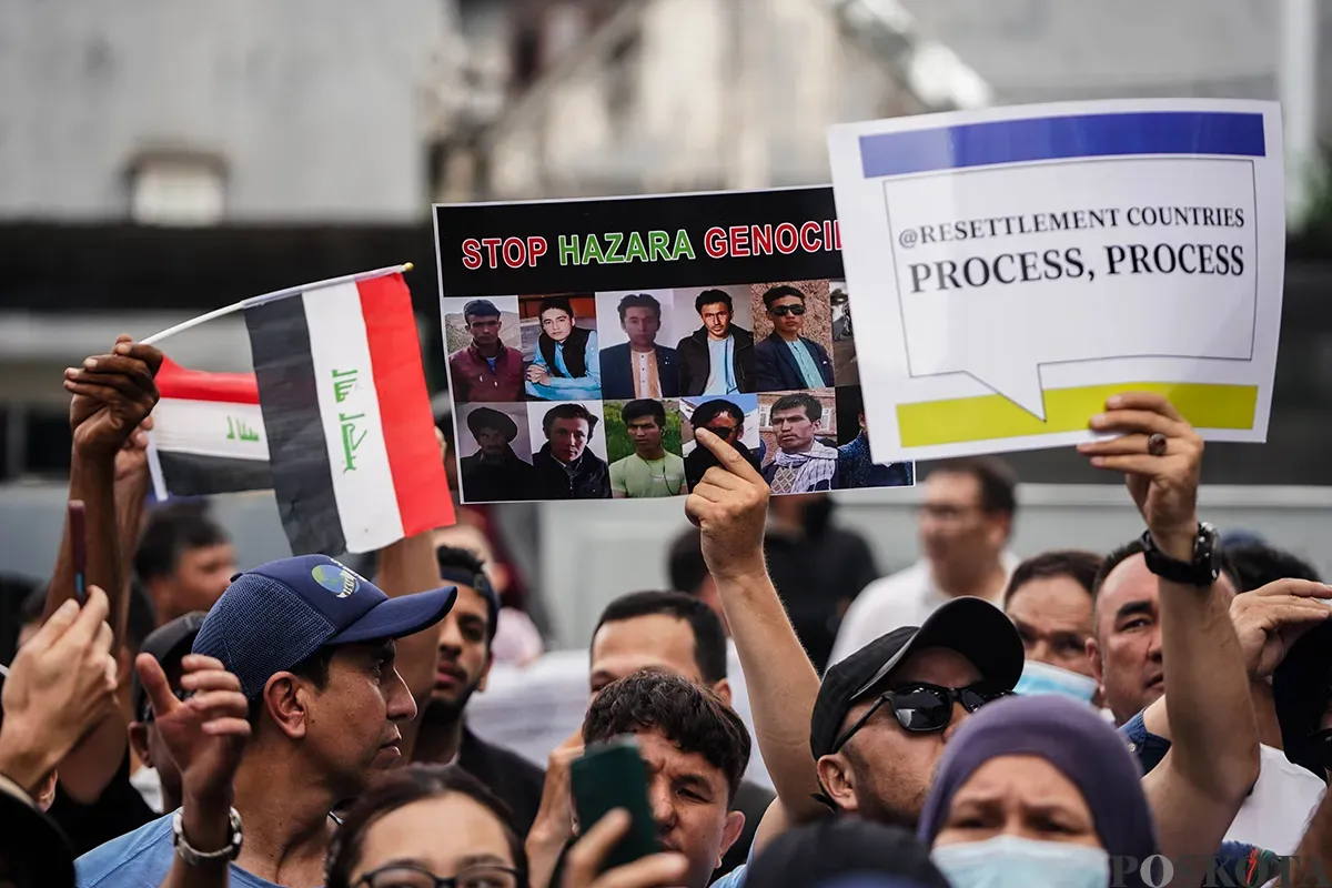 Sejumlah pencari suaka dari Afganistan, Irak dan Somalia melakukan aksi di depan Kantor UNCHR di kawasan Setiabudhi, Jakarta Selatan, Rabu, 14 Mei 2025. (Sumber: Poskota/Bilal Nugraha Ginanjar)
