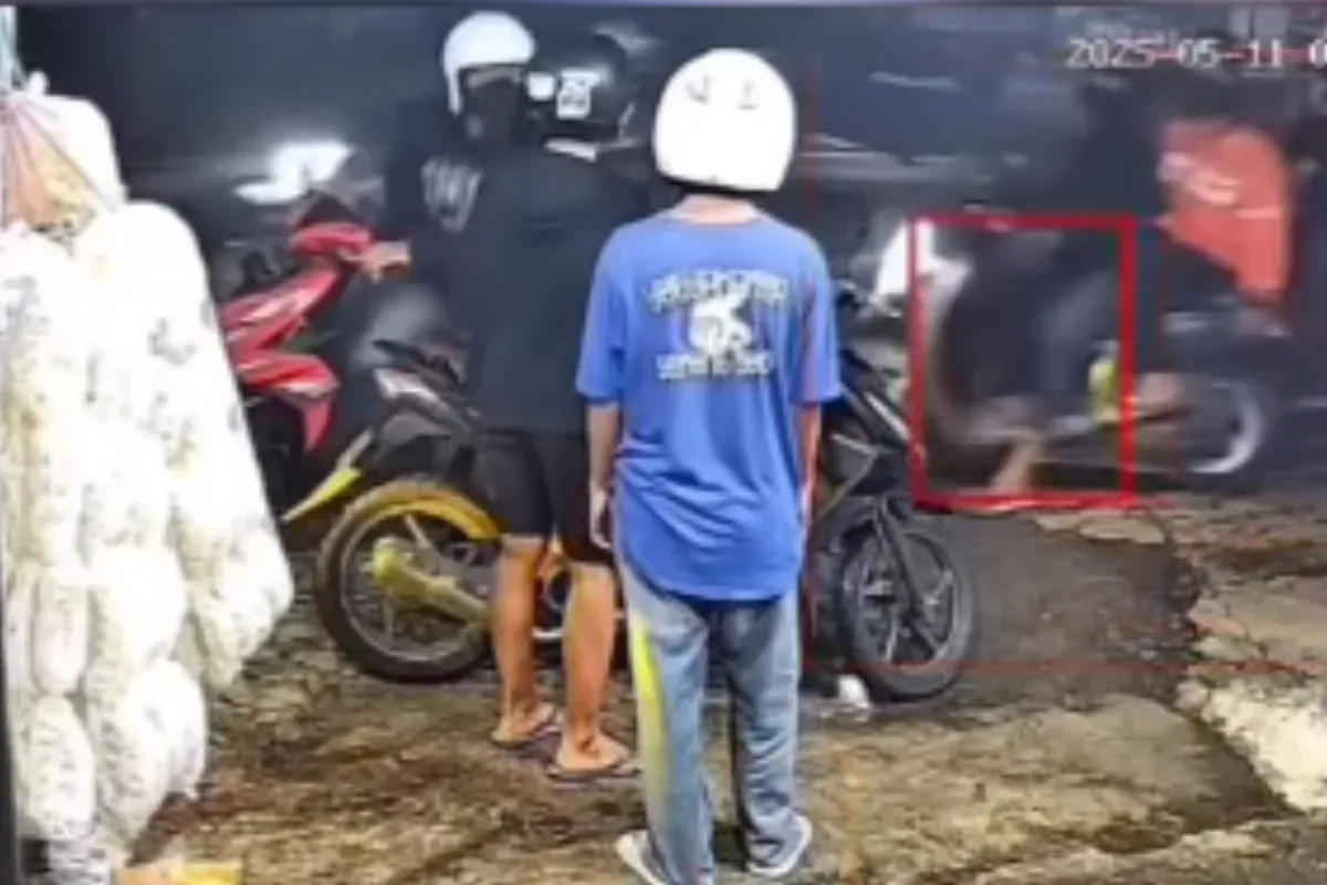 Pemuda di Madiun dikeroyok oleh sekelompok pria yang tidak dikenal saat hendak mengisi bensin di warung. (Sumber: Tangkap Layar Instagram/@medsoszone)
