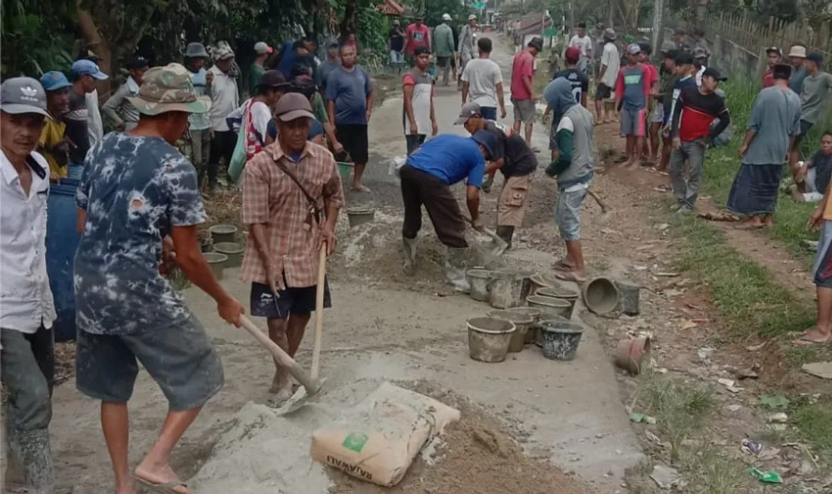 Puluhan warga Cadasari, Pandeglang, saat gotong royong memperbaiki jalan rusak. (Sumber: Dok. Warga)