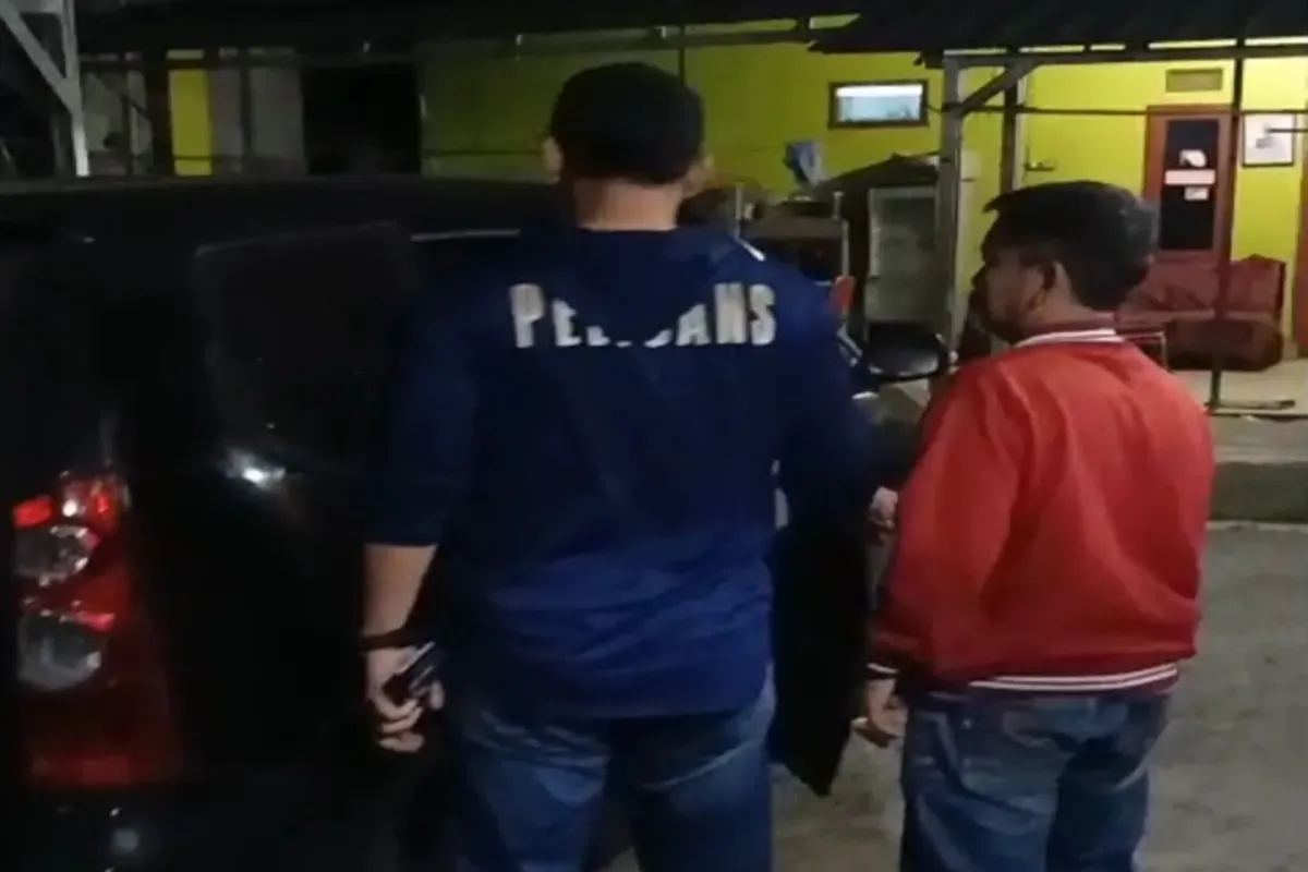 Tersangka AJ (jaket merah) saat diamankan Tim Jatanras karena diduga melakukan pemerasan tenaga kerja. (Sumber: Satreskrim Polres Serang)