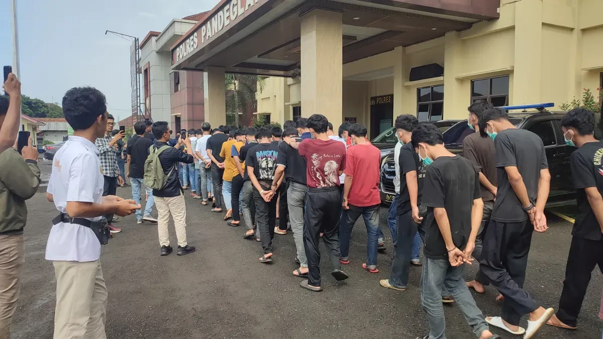 Puluhan pelajar dari beberapa sekolah saat dilakukan pembinaan di Mapolres Pandeglang. (Sumber: Poskota/Samsul Fatoni)