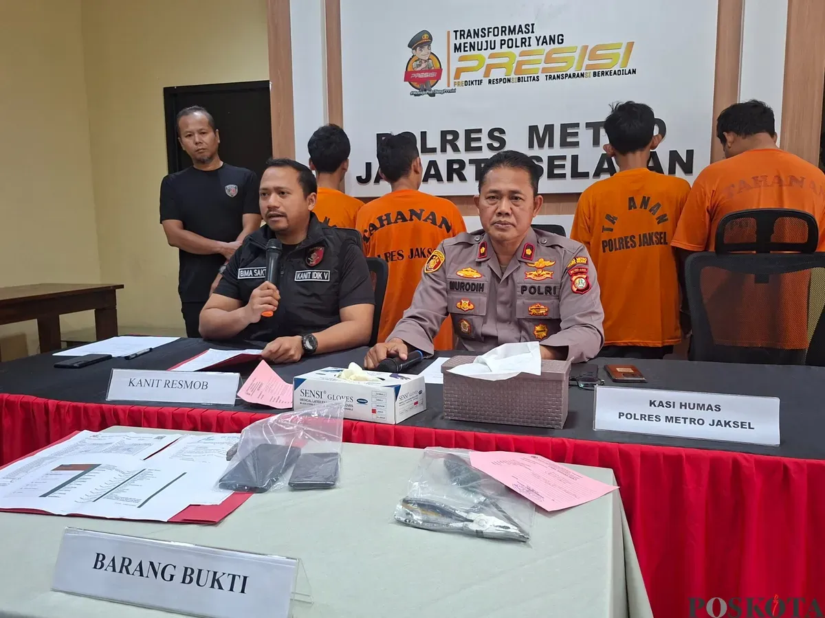 Polisi menangkap Sambo Cs yang telah 10 kali merampas motor dengan modus debt collector gadungan. (Sumber: Poskota/Angga Pahlevi)