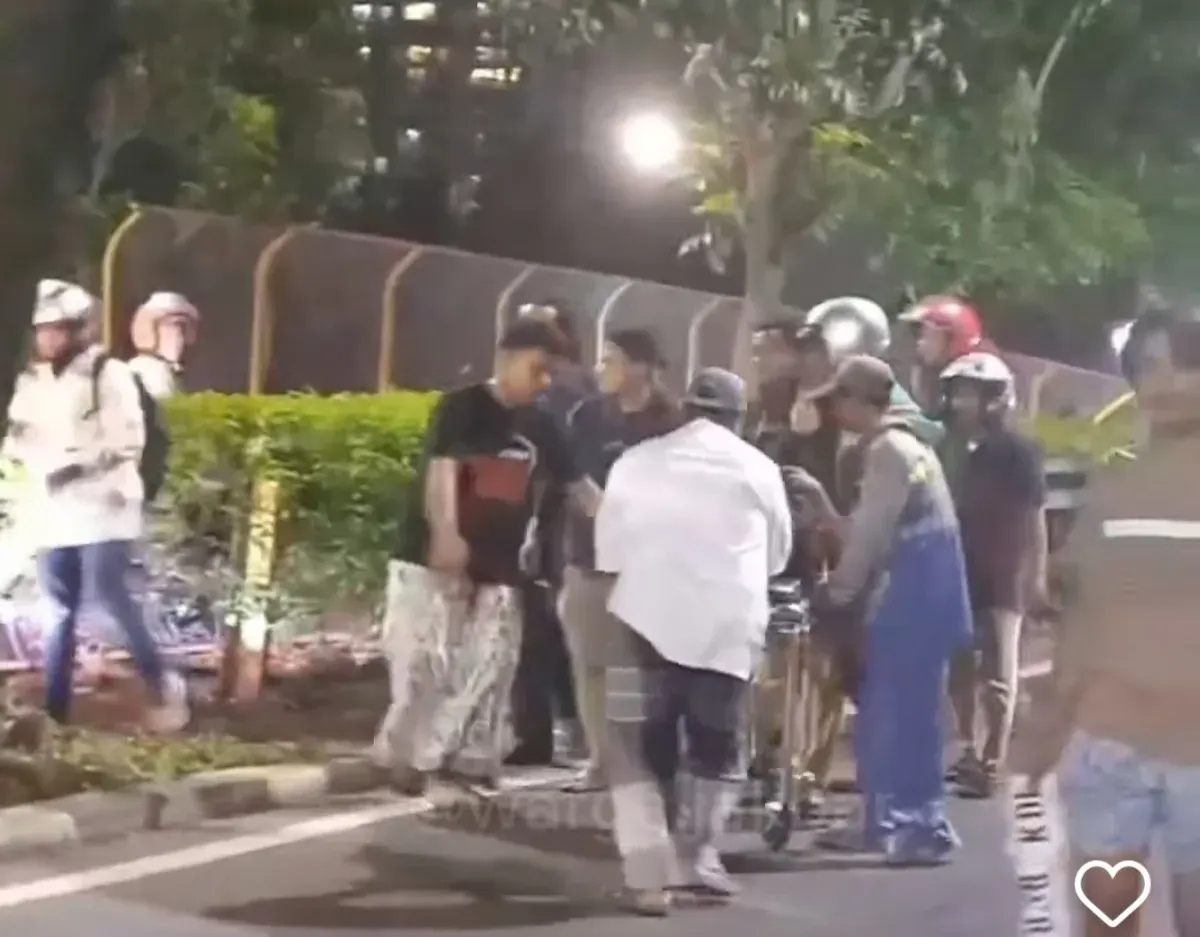 Kecelakaan beruntun diduga gegara pengemudi mobil mabuk di kawasan Kembangan, Jakarta Barat, Selasa, 13 Mei 2025 malam. (Sumber: Instagram/warga.jakbar)