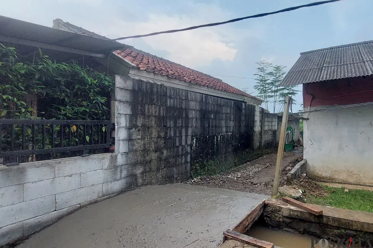 Akses jalan yang jadi pemicu konflik antara dua pemilik rumah di Rancabungur, Kabupaten Bogor, Rabu, 14 Mei 2025. (Sumber: Poskota/Sekar Putri Andini)