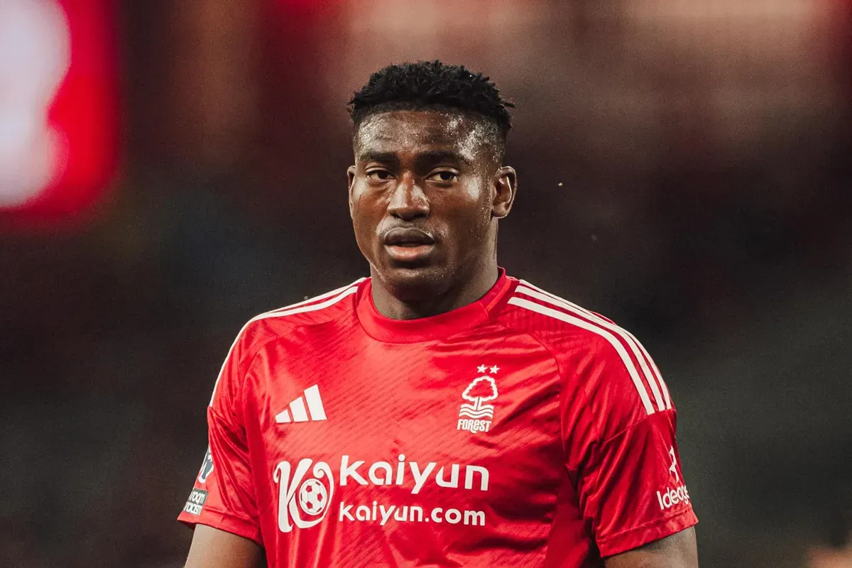 Striker Nottingham Forest, Taiwo Awoniyi koma setelah menjalani operasi cedera di bagian perut akibat membentur mistar gawang. (Sumber: Instagram @officialnffc)