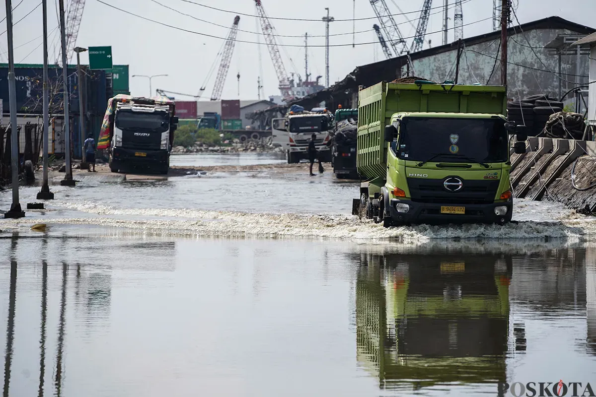 Sejumlah kendaraan berupaya melintasi jalan yang tergenang banjir rob di kawasan Pelabuhan Sunda Kelapa, Jakarta Utara, Rabu, 14 Mei 2025. (Sumber: Poskota/Bilal Nugraha Ginanjar)