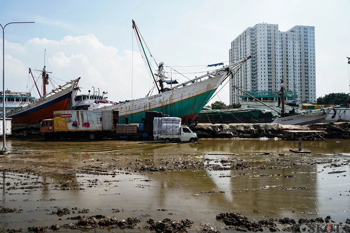 Sejumlah kendaraan berupaya melintasi jalan yang tergenang banjir rob di kawasan Pelabuhan Sunda Kelapa, Jakarta Utara, Rabu, 14 Mei 2025. (Sumber: Poskota/Bilal Nugraha Ginanjar)