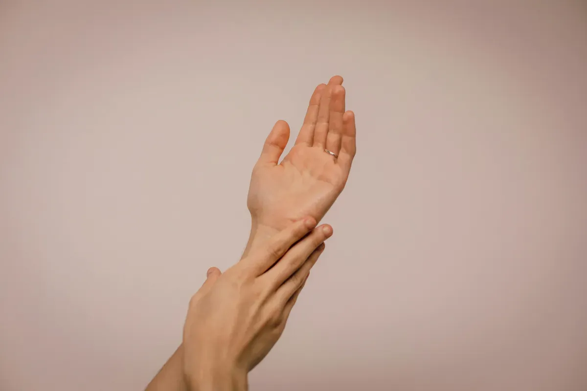 Tips alami atasi tangan kasar dan keriput. (Sumber: Pexels/Juan Pablo Serrano)