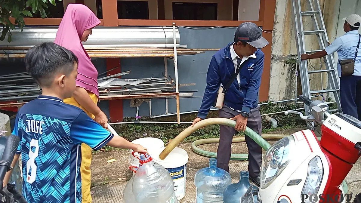 Warga Perumahan Panjibuwono, Kecamatan Babelan, Kabupaten Bekasi, mengantre untuk mendapatkan air bersih gratis dari PDAM Tirta Bhagasasi, Rabu, 14 Mei 2025. (Sumber: Poskota/Nurpini Aulia Rapika)