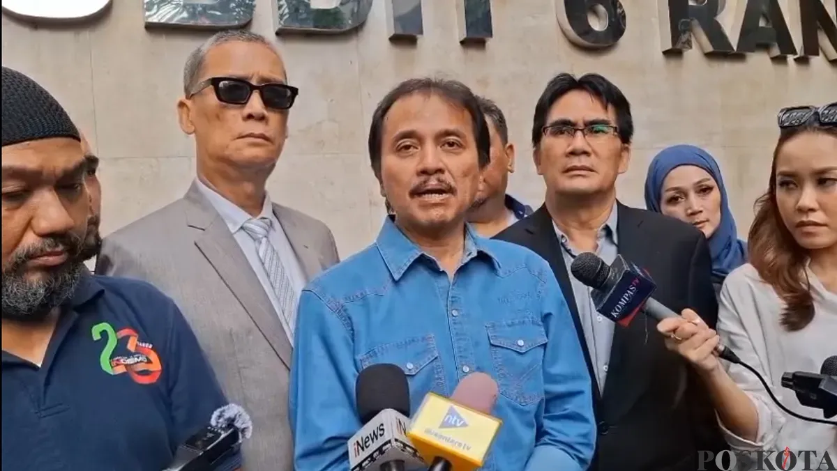 Eks Menpora Roy Suryo, selesai menjalani pemeriksaan pencemaran nama baik terkait tudingan ijazah palsu Jokowi di Polda Metro Jaya, Jakarta Selatan, Kamis, 15 Mei 2025. (Sumber: Poskota/Ali Mansur)