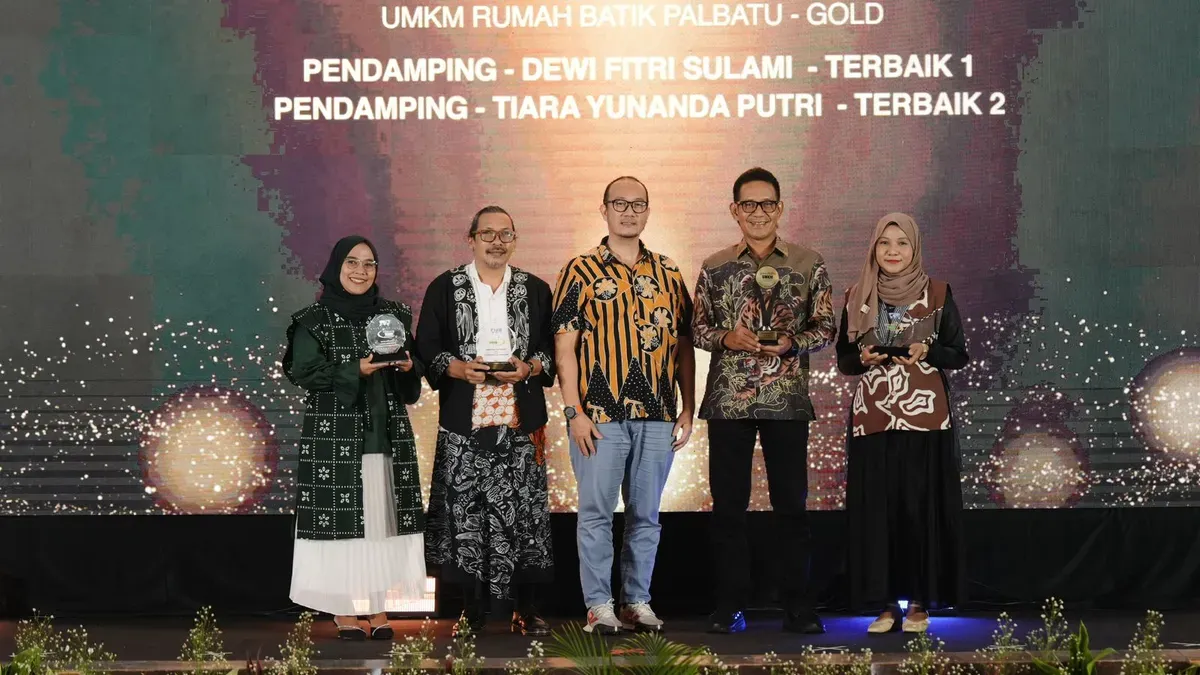 (Kedua kanan) General Manager PLN UID Jakarta Raya, Moch. Andy Adchaminoerdin menerima 4 penghargaan Bina Mitra UMKM 2025 di Gedung Smesco, Jakarta, Rabu, 14 Mei 2025. (Sumber: Dok. PLN UID Jakarta Raya)