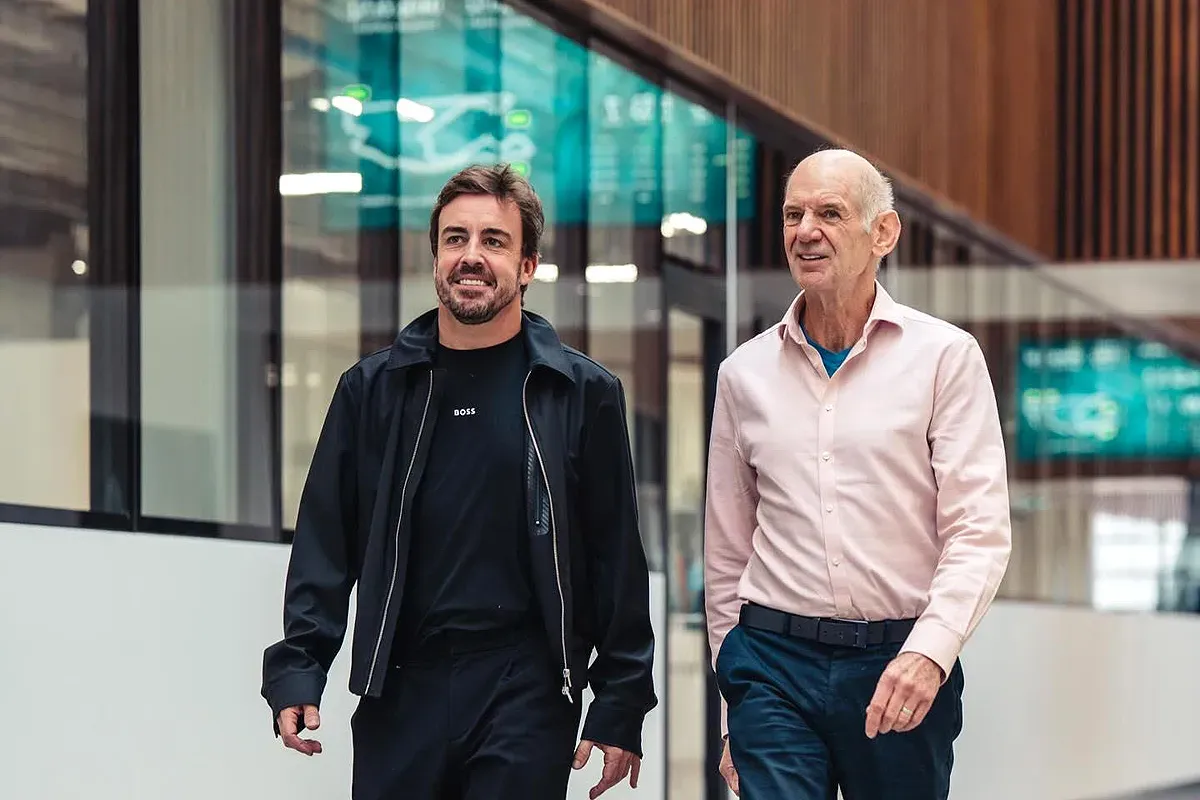Adrian Newey (kanan) dan pembalap andalan Aston Martin, Fernando Alonso. (Sumber: Instagram @astonmartinf1)