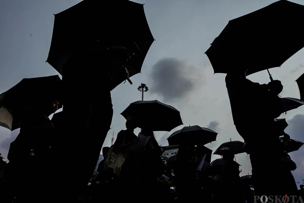 Aktivis Jaringan Solidaritas Korban untuk Keadilan membawa poster saat mengikuti aksi Kamisan ke-861 di depan Istana Merdeka, Jakarta, Kamis, 15 Mei 2025. (Sumber: Poskota/Bilal Nugraha Ginanjar)