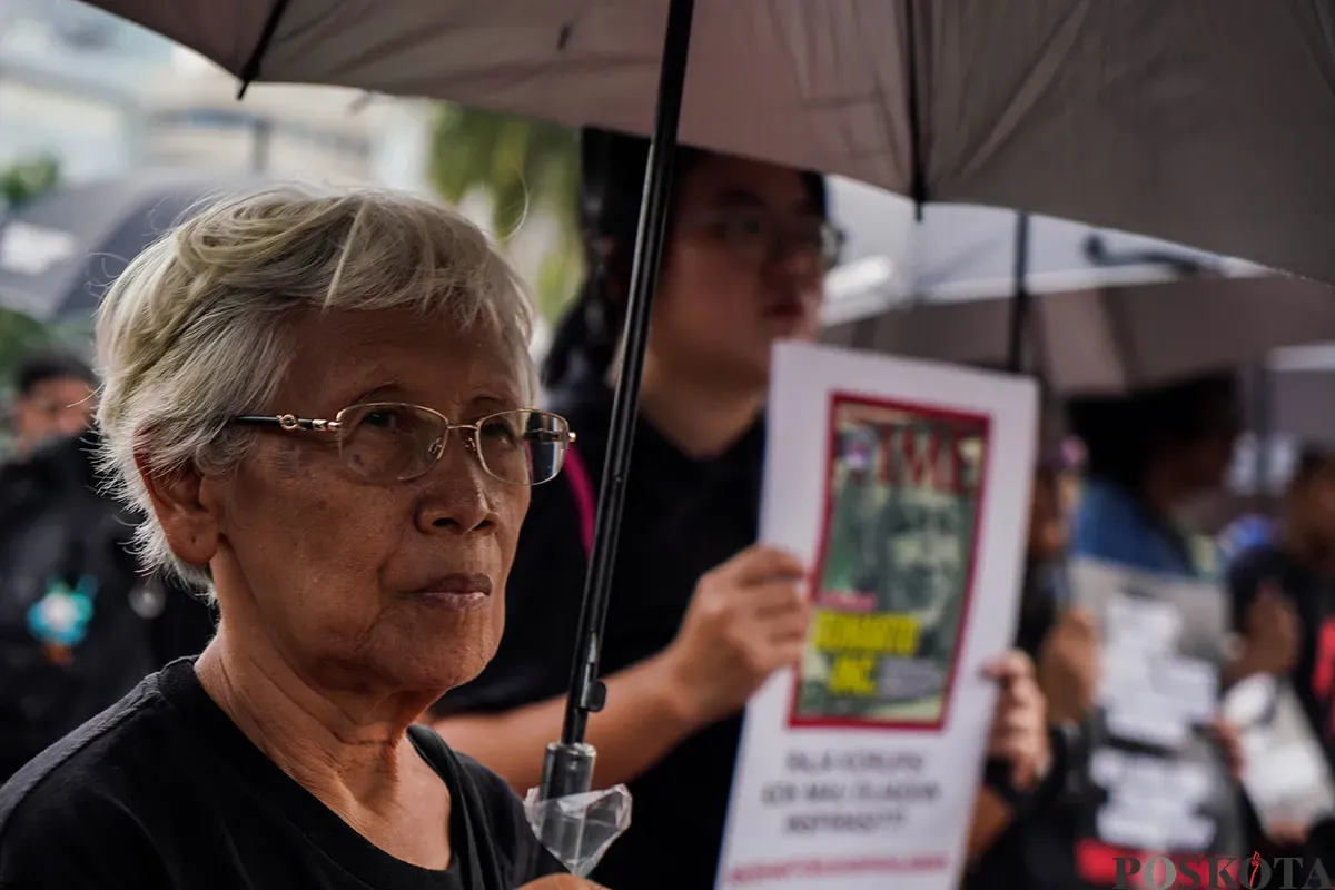 Aktivis Jaringan Solidaritas Korban untuk Keadilan membawa poster saat mengikuti aksi Kamisan ke-861 di depan Istana Merdeka, Jakarta, Kamis, 15 Mei 2025. (Sumber: Poskota/Bilal Nugraha Ginanjar)