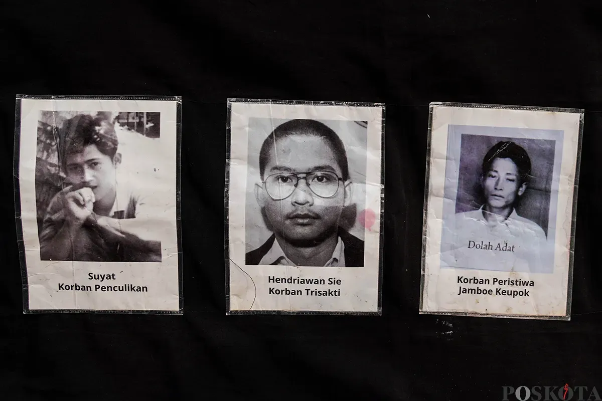 Aktivis Jaringan Solidaritas Korban untuk Keadilan membawa poster saat mengikuti aksi Kamisan ke-861 di depan Istana Merdeka, Jakarta, Kamis, 15 Mei 2025. (Sumber: Poskota/Bilal Nugraha Ginanjar)