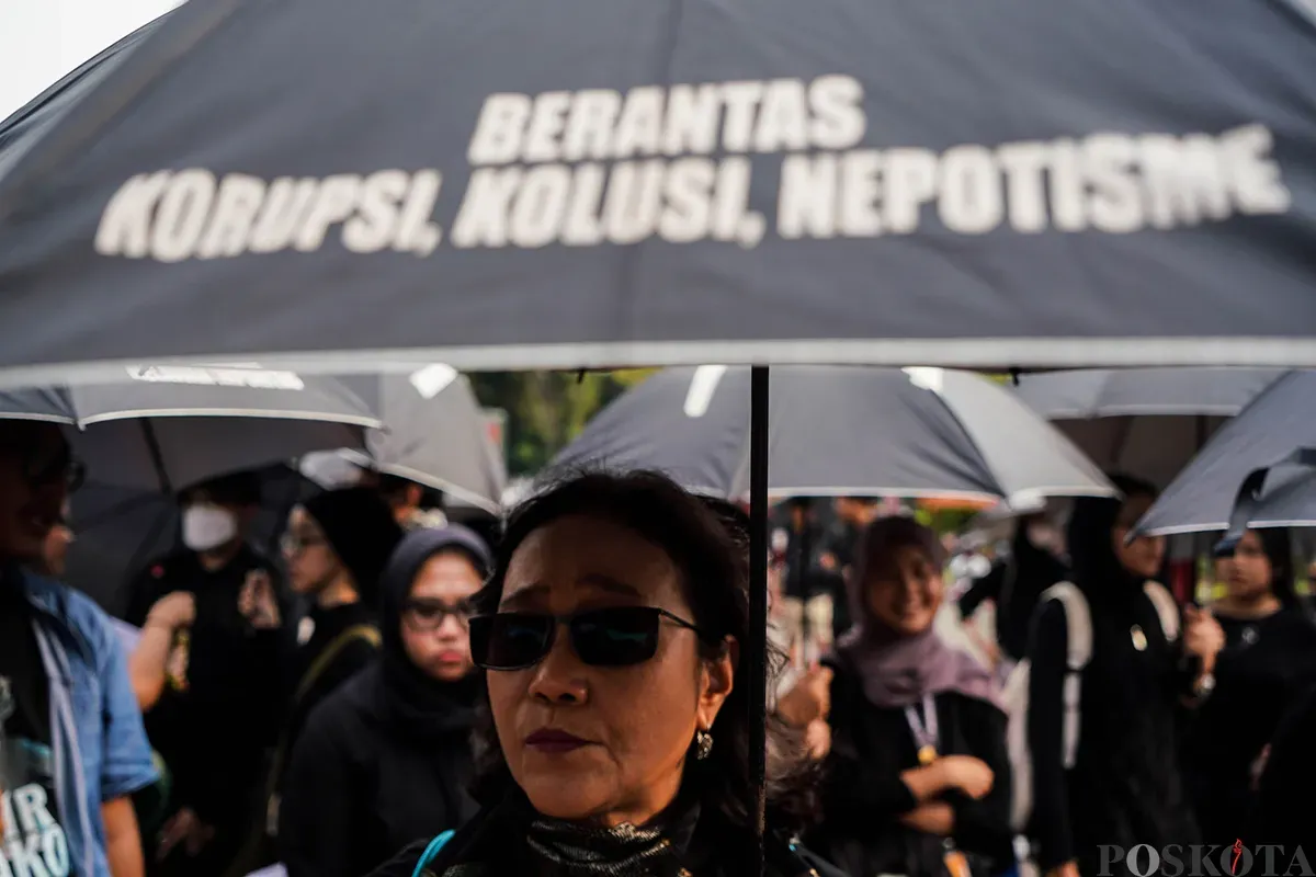 Aktivis Jaringan Solidaritas Korban untuk Keadilan membawa poster saat mengikuti aksi Kamisan ke-861 di depan Istana Merdeka, Jakarta, Kamis, 15 Mei 2025. (Sumber: Poskota/Bilal Nugraha Ginanjar)
