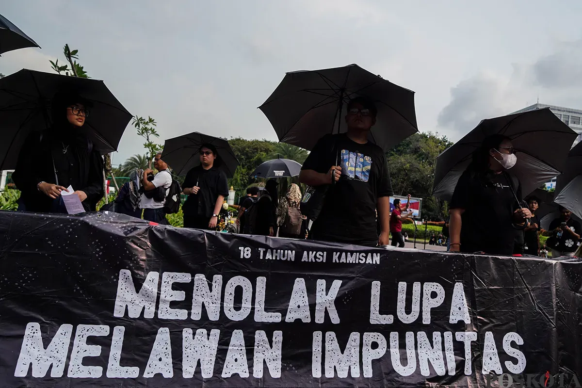 Aktivis Jaringan Solidaritas Korban untuk Keadilan membawa poster saat mengikuti aksi Kamisan ke-861 di depan Istana Merdeka, Jakarta, Kamis, 15 Mei 2025. (Sumber: Poskota/Bilal Nugraha Ginanjar)
