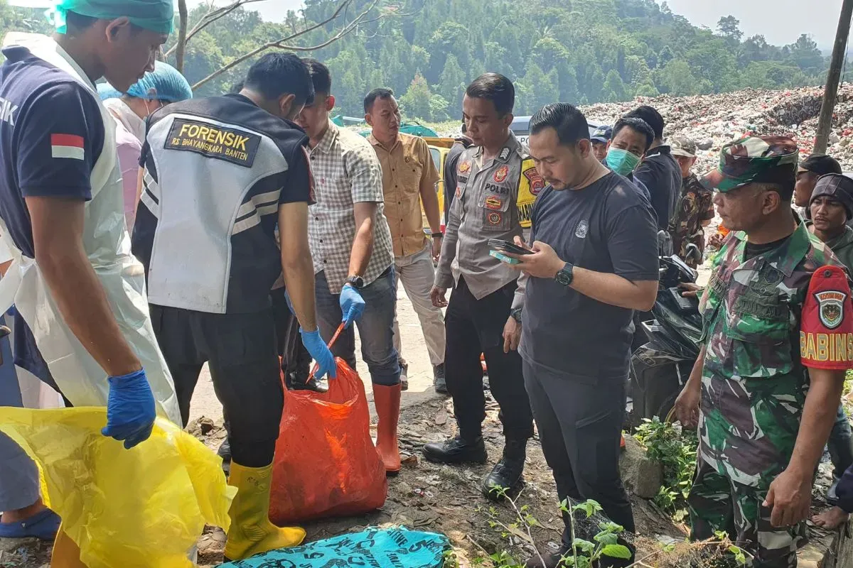 Evakuasi jasad bayi di Serang ke RS Bhayangkara. (Sumber: Dok. Polsek Taktakan)