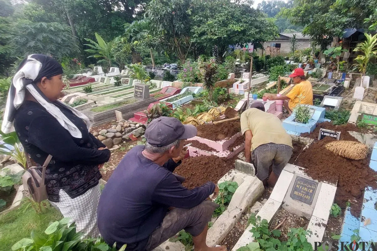 Proses relokasi jenazah yang makamnya rusak diterjang longsor di TPU Batakal, Batutulis, Kota Bogor, Kamis, 15 Mei 2025. (Sumber: Poskota/Sekar Putri Andini)