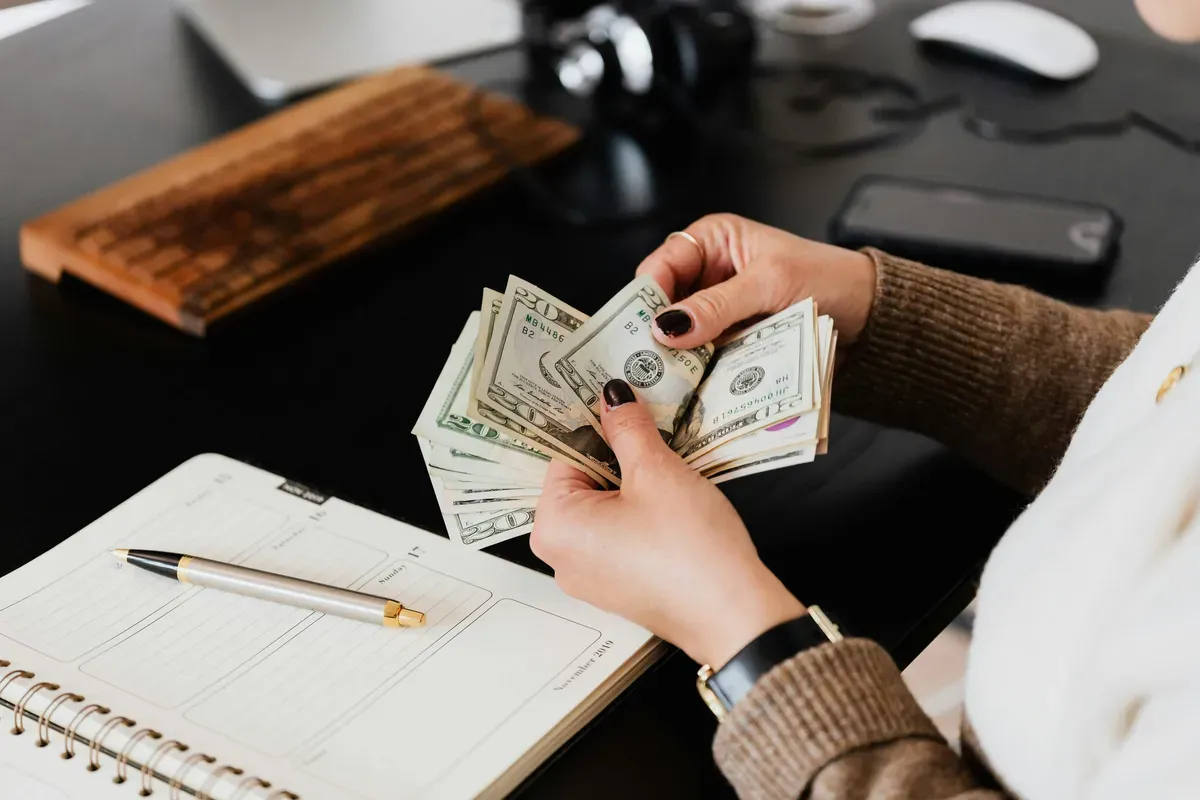 Cara cepat menabung untuk modal usaha. (Sumber: Pexels/Kaboompics.com)