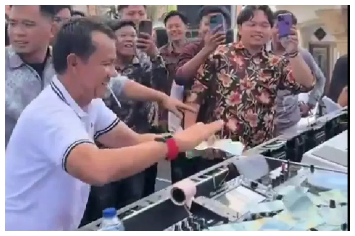Pria yang diduga Anggota DPRD Lampung Utara, Hatami saat sedang menyawer DJ Rere Monique (Sumber: X/@ilhampid)