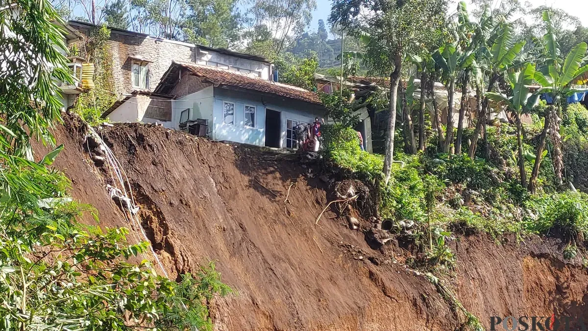 Kondisi lokasi bencana longsor di Desa Cibogo, Kecamatan Lembang, Kamis, 15 Mei 2025. (Sumber: Poskota/Gatot Poedji Utomo)