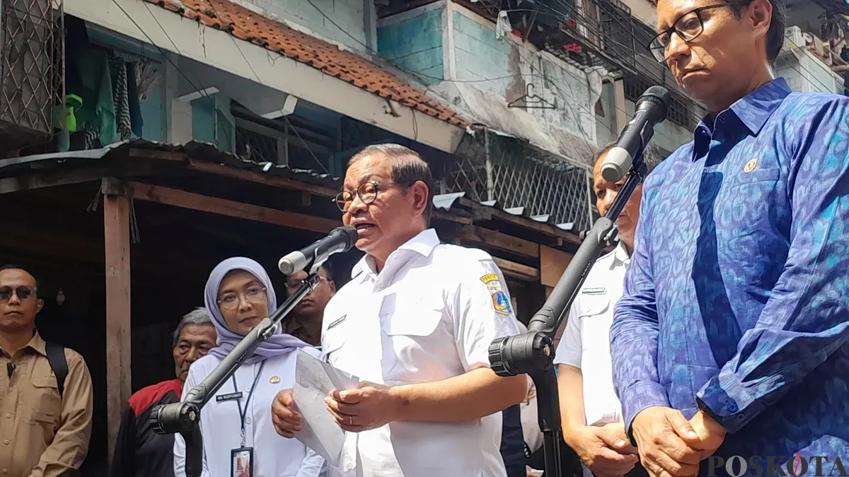 Gubernur Jakarta Pramono Anung saat memberikan pernyataan kepada awak media. (Sumber: Poskota/Muhammad Tegar Jihad Al Faruq)
