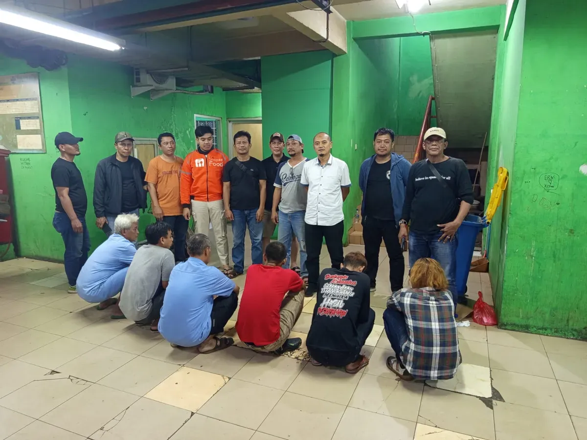 Polisi menangkap sebanyak enam preman yang kerap melakukan pungutan liar (pungli) di kawasan Pasar Kramat Jati, Jakarta Timur. (Sumber: Dok. Polres Jakarta Timur)
