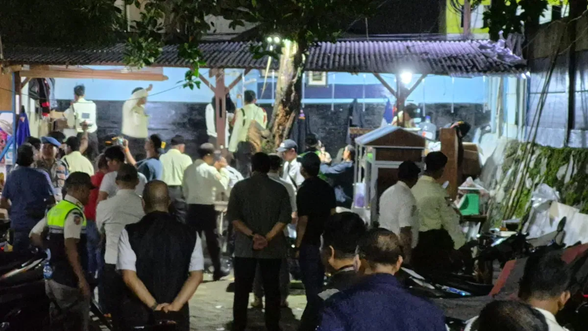 Kegiatan pembongkaran posko organisasi masyarakat (ormas) BPPKB Banten yang berada di kawasan Pasar Induk Kramat Jati, Rabu, 14 Mei 2025 malam. (Sumber: Dok. Polsek Kramat Jati)