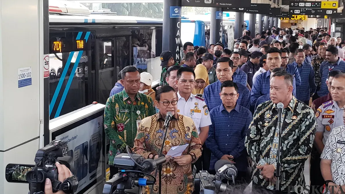 Gubernur Jakarta Pramono Anung dan Wali Kota Tri Adhianto saat meresmikan TransJabodetabek Rute Vida Bekasi - Cawang di Halte  Cawang Sentral, Jakarta Timur, Kamis 15 Mei 2025. (Sumber: Poskota/M. Tegar Jihad)