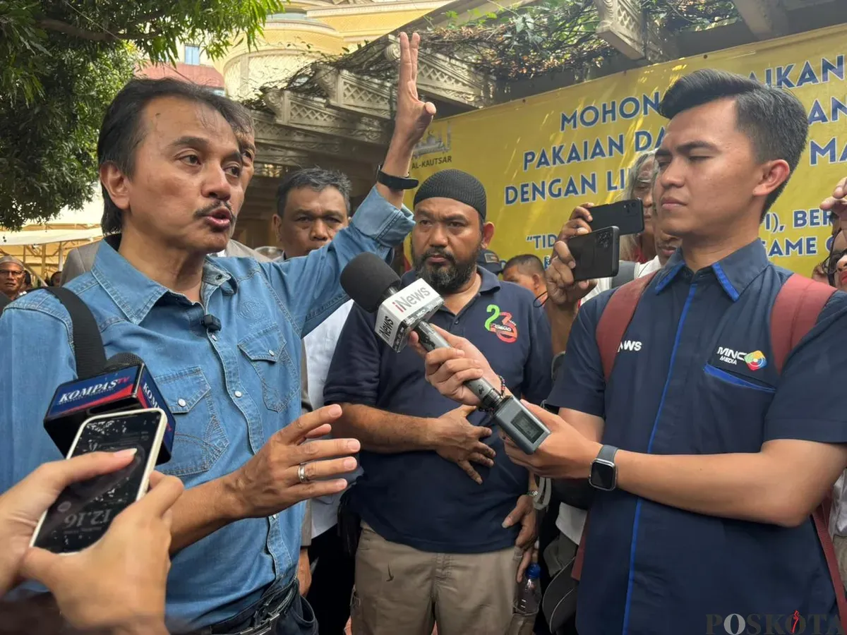 Eks Menpora Roy Suryo memenuhi panggilan pemeriksaan sebagai saksi kasus dugaan pencemaran nama baik terkait tudingan ijazah palsu eks Presiden RI Joko Widodo di Polda Metro Jaya, Jakarta Selatan, Kamis, 15 Mei 2025. (Sumber: Poskota/Ali Mansur)