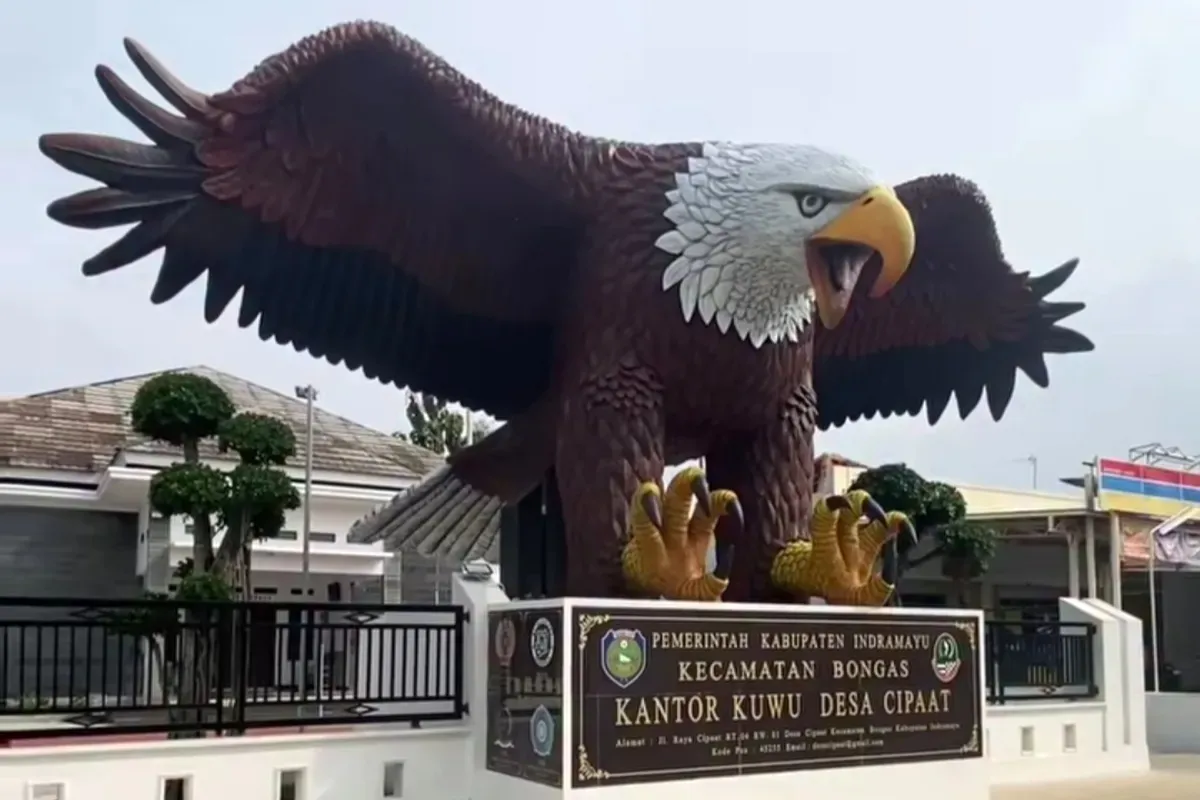 Patung rajawali di Indramayu viral karena terlihat realistis meski dengan biaya yang minim. (Sumber: Instagram/indramayuinfo)