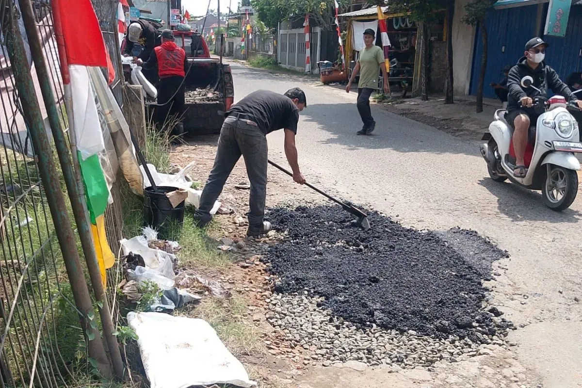 Petugas PUPR Kota Depok memperbaiki kerusakan di Jalan Al Muhajirin, Sawangan, Kamis, 15 Mei 2025. (Sumber: Dok. Dinas PUPR Depok)