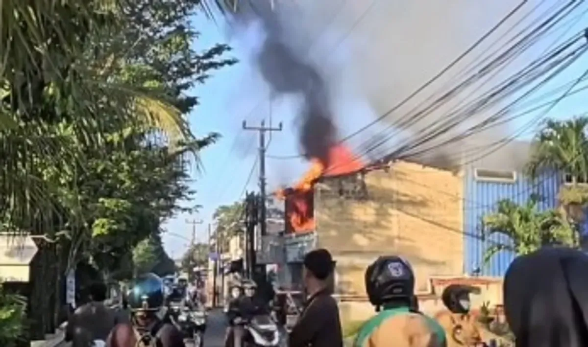 Kebakaran ruko di Jalan Raya Tanah Baru, Beji, Kamis pagi, 15 Mei 2025. (Sumber: Instagram @infodepok)