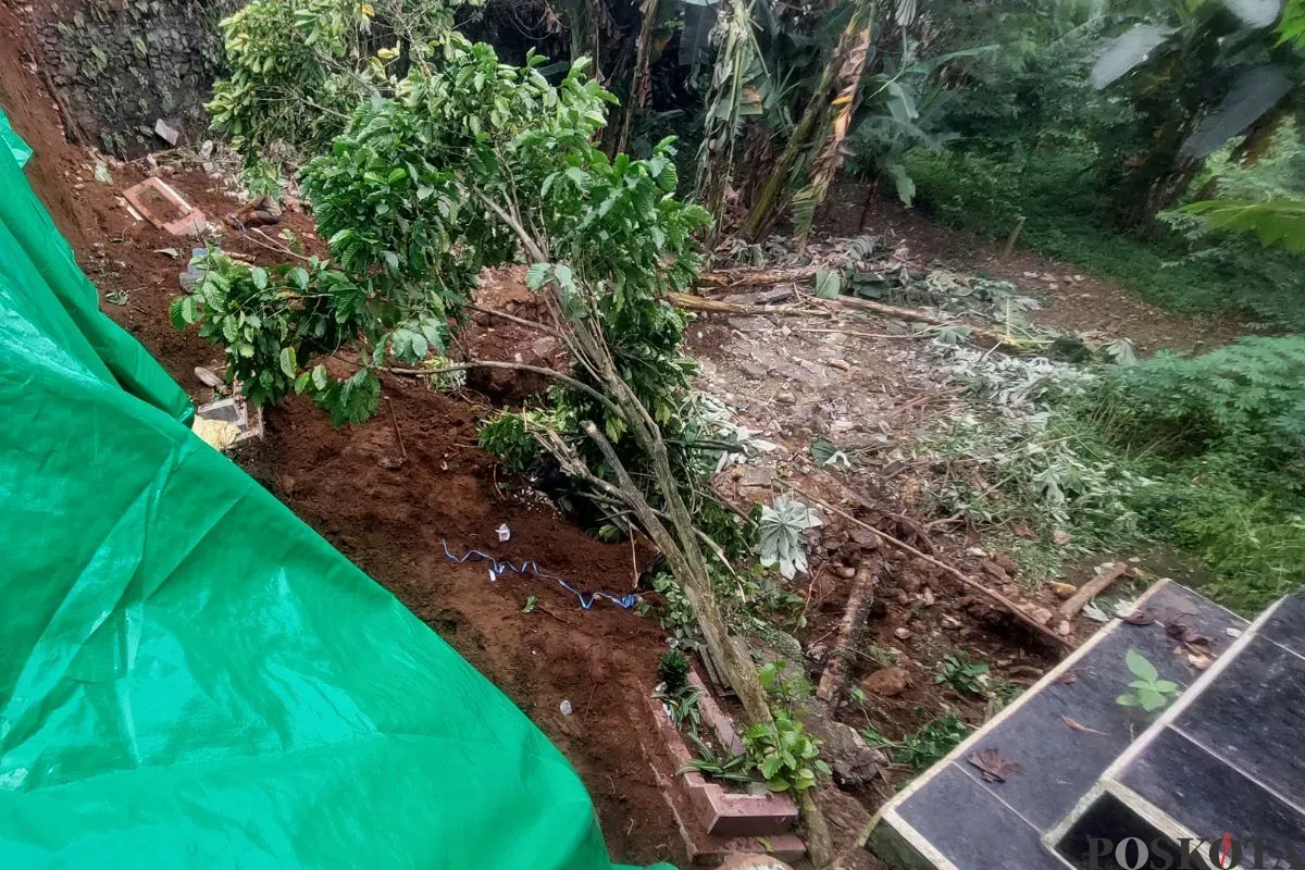 TPU Batakal, Batu Tulis, Kota Bogor mengalami longsor dan mengakibatkan delapan makam rusak, Kamis, 15 Mei 2025. (Sumber: Poskota/Sekar Putri Andini)