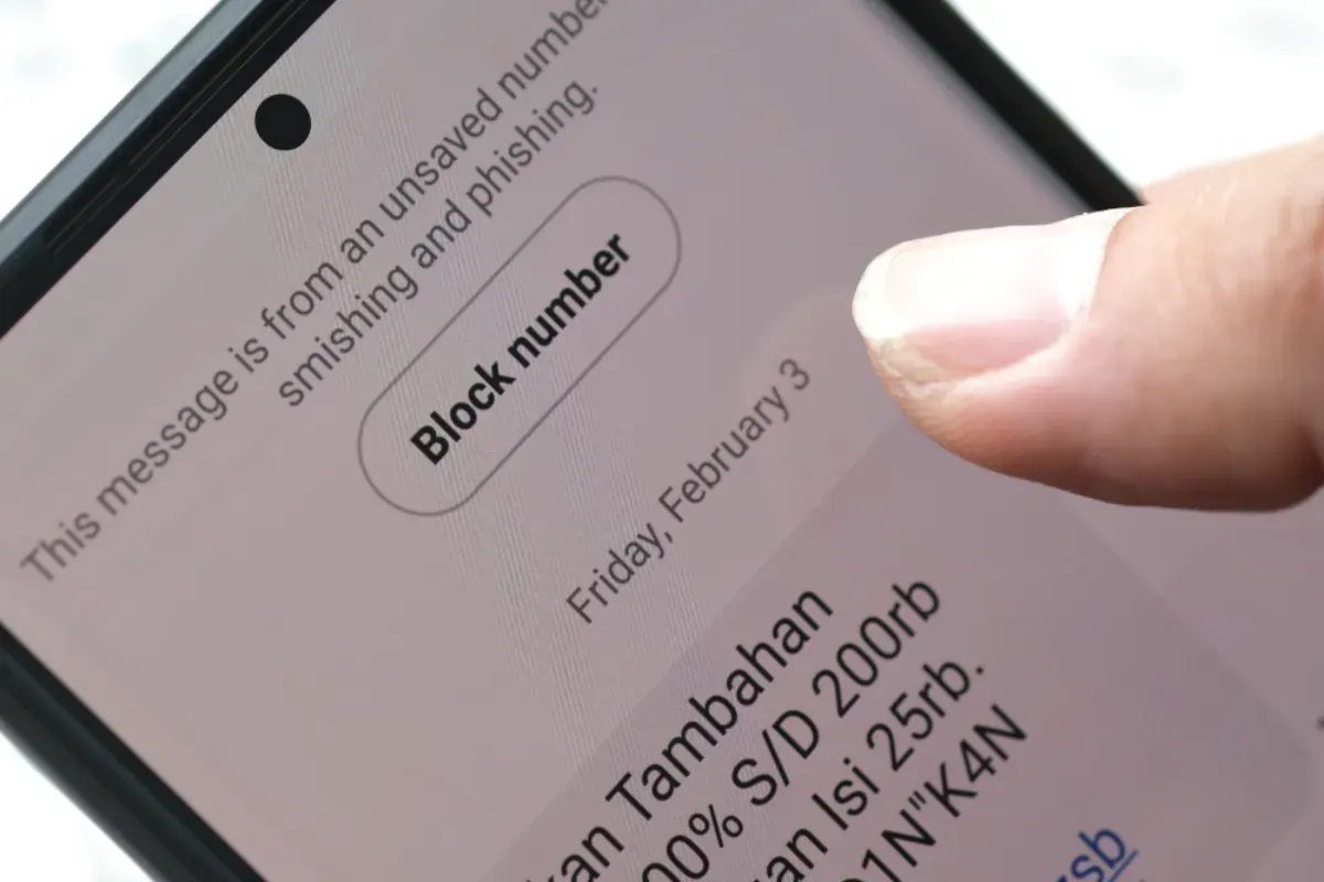 Ilustrasi modus penipuan pinjol ilegal melalui WhatsApp dan SMS. (Sumber: Lentera Dana Nusantara)