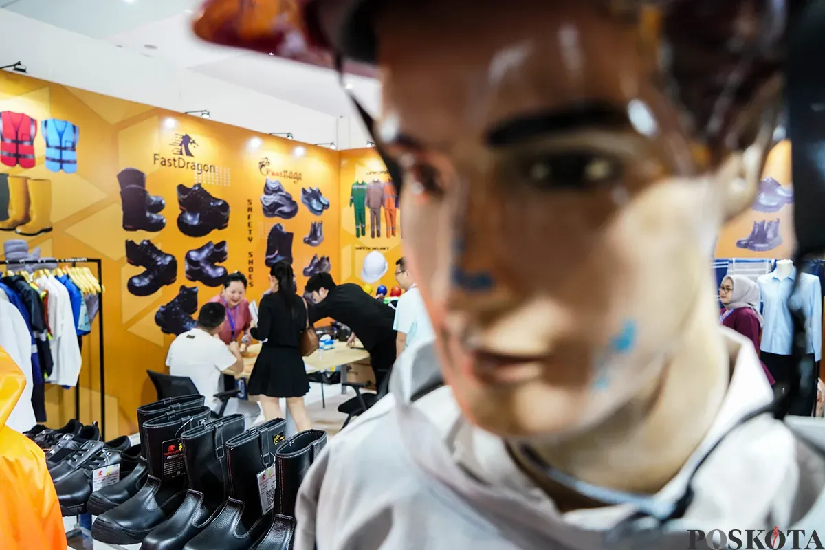 Sejumlah pengunjung melihat alat berat pada Pameran Indonesia Coal and Energy Expo, Jakarta International Expo (JIExpo), Kemayoran, Jakarta, Kamis, 15 Mei 2025. (Sumber: Poskota/Bilal Nugraha Ginanjar)