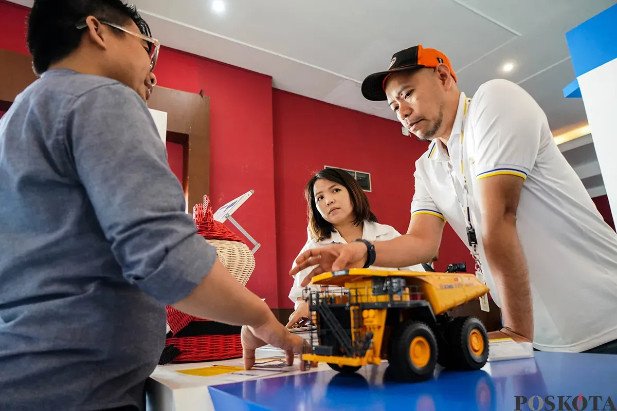 Sejumlah pengunjung melihat alat berat pada Pameran Indonesia Coal and Energy Expo, Jakarta International Expo (JIExpo), Kemayoran, Jakarta, Kamis, 15 Mei 2025. (Sumber: Poskota/Bilal Nugraha Ginanjar)