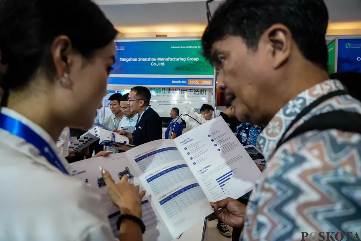 Sejumlah pengunjung melihat alat berat pada Pameran Indonesia Coal and Energy Expo, Jakarta International Expo (JIExpo), Kemayoran, Jakarta, Kamis, 15 Mei 2025. (Sumber: Poskota/Bilal Nugraha Ginanjar)