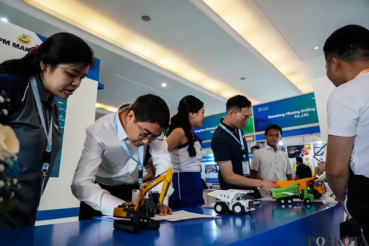 Sejumlah pengunjung melihat alat berat pada Pameran Indonesia Coal and Energy Expo, Jakarta International Expo (JIExpo), Kemayoran, Jakarta, Kamis, 15 Mei 2025. (Sumber: Poskota/Bilal Nugraha Ginanjar)
