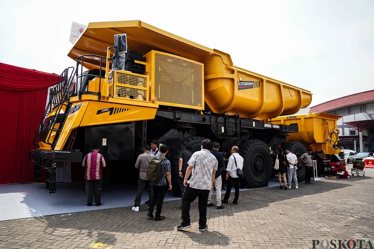 Sejumlah pengunjung melihat alat berat pada Pameran Indonesia Coal and Energy Expo, Jakarta International Expo (JIExpo), Kemayoran, Jakarta, Kamis, 15 Mei 2025. (Sumber: Poskota/Bilal Nugraha Ginanjar)